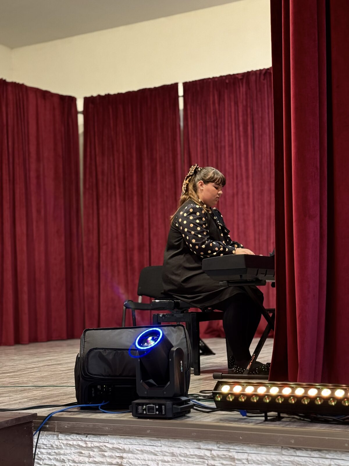 Moment de pe scenă la un concert al academiei 22